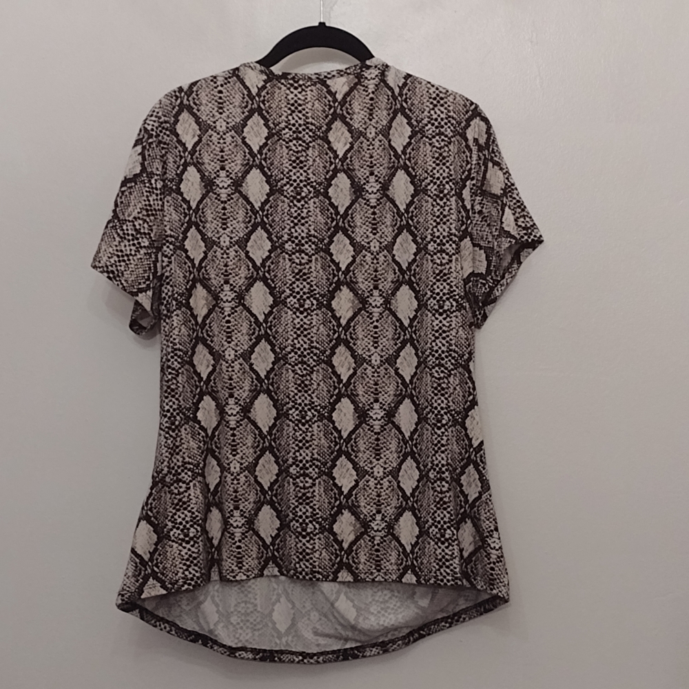 Free Kisses Plus Women's blouse. - Picture 4 of 4